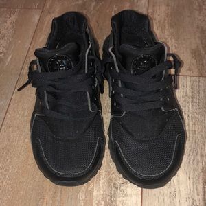 Black nike huaraches